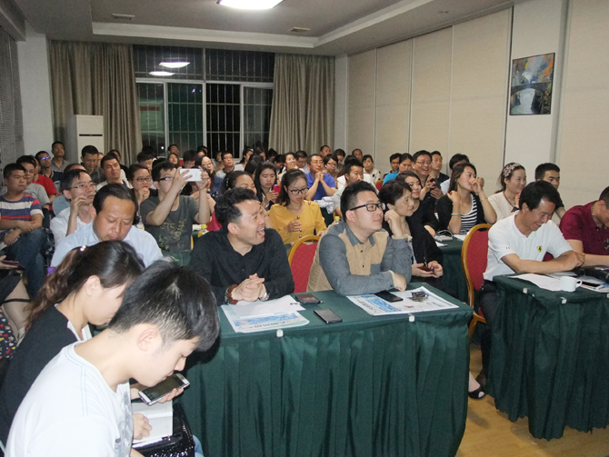 學員們聚精會神的聽講 學員們聚精會神的聽講