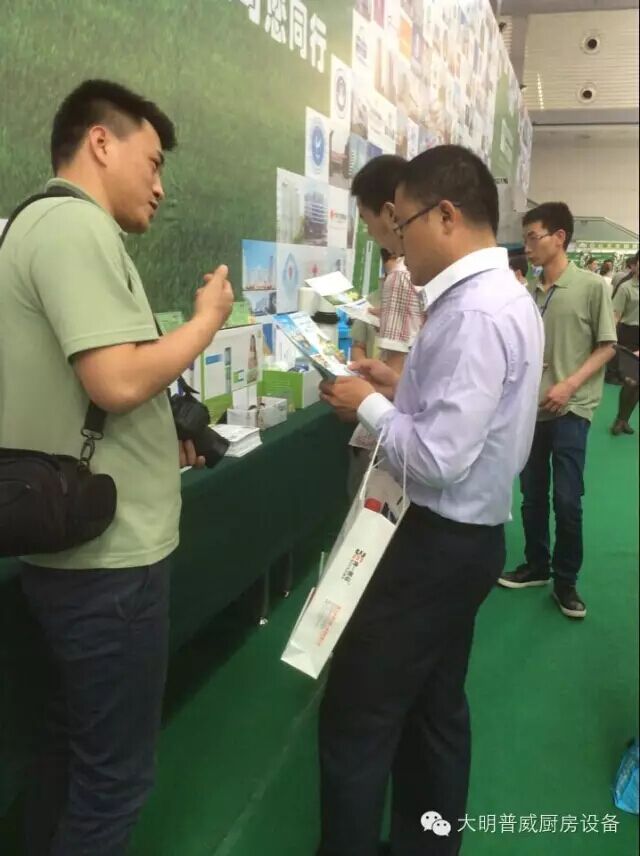 工作人員為客戶介紹廚房凈水系統方案 工作人員為客戶介紹廚房凈水系統方案