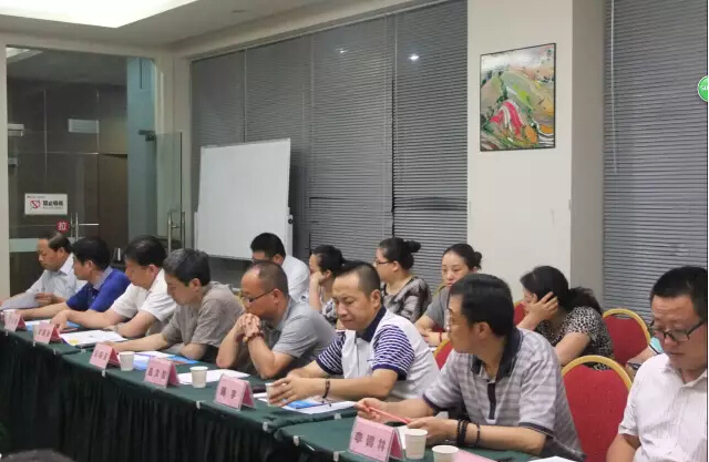 商會成員認真學習 商會成員認真學習